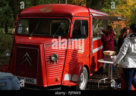 Erddig Country House, près de Wrexham, vintage Citroen van, servant des rafraîchissements dans la zone de pique-nique, vu ici en octobre 2016. Banque D'Images