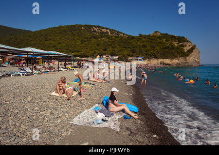 Les touristes en vacances, Durso beach, Russie Banque D'Images