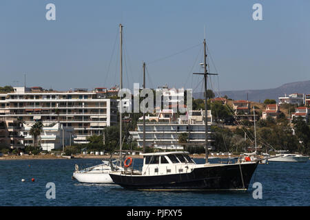 Attica Grèce Porto Rafti Bateaux amarrés au large de côtes Banque D'Images