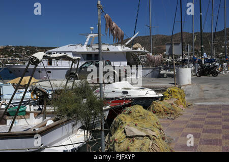 Attica Grèce Porto Rafti bateaux au port à sec à la pendaison des poulpes Banque D'Images