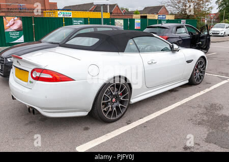 Jaguar XK blanc 'R' dans un parking de supermarché Banque D'Images