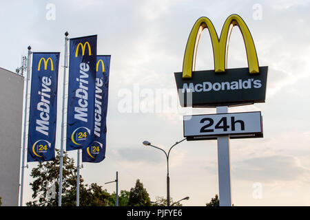 Logo des arches d'or de McDonald's restaurant fast food mondial signe à Tychy, Pologne chaîne Banque D'Images