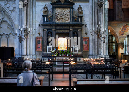 La cathédrale de Cologne, les Mages autel (Autel des Trois Rois), en marbre noir et de l'albâtre pâle Heribert Neuss entre 1668 et 83. La prière calme Banque D'Images