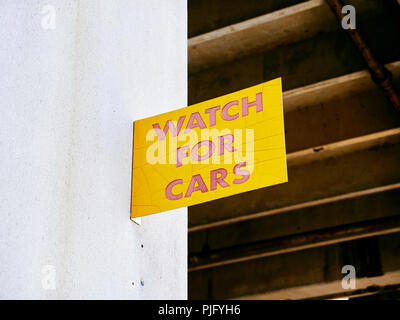 Attention Avertissement à regarder pour les voitures sur le mur d'un parking ou garage parking urbain à Montgomery, en Alabama, USA. Banque D'Images