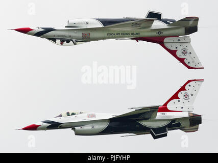 Précision de l'US Air Force Thunderbirds de l'équipe d'areobatic à Thunder de la préforme sur Michigan Air Show en F-16 Fighting Falcon leur formation image miroir Banque D'Images