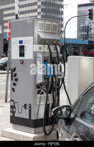 Station de charge pour les véhicules électriques, FastE, avec le câble de recharge et le bouchon pour divers modèles, à la gare centrale de Essen, Banque D'Images