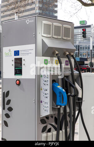 Station de charge pour les véhicules électriques, FastE, avec le câble de recharge et le bouchon pour divers modèles, à la gare centrale de Essen, Banque D'Images