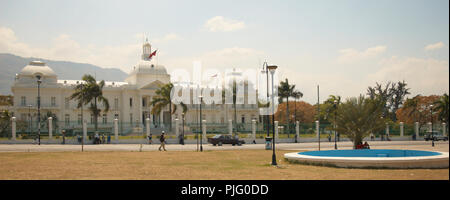 Le Palais National Haïtien à Port-au-Prince - la résidence officielle du président d'Haïti. La Police nationale drapeau flotte devant Banque D'Images