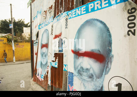 De-face de la propagande politique des élections de 2006 pour René Garcia Préval dans les rues de Port-au-Prince. Banque D'Images