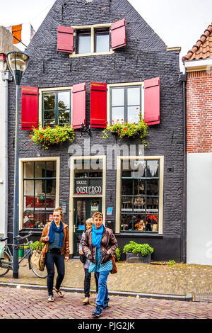 Shopping dans des magasins situés dans des maisons dans le centre de la vieille ville Hanséatique de Zwolle aux Pays-Bas Banque D'Images