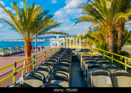 Sur le toit d'un Bus décapotable de soleil sur Nice et la Promenade des angles en Provence-Alpes-Côte d'Azur, France. Banque D'Images