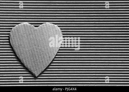 Valentine - symbole coeur taillé dans du carton ondulé. Copier l'espace. Espace libre pour texte, Close-up, vue du dessus. Photo en noir et blanc Banque D'Images