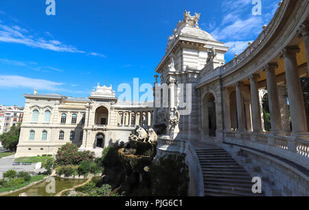 Palais Longchamp à Marseille, sous le ciel bleu, France. Banque D'Images