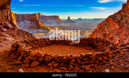 Vue depuis l'intérieur de la Fausse Kiva, Canyonlands National Park Moab Utah United States Banque D'Images