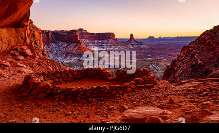 Vue depuis l'intérieur de la Fausse Kiva, Canyonlands National Park Moab Utah United States Banque D'Images