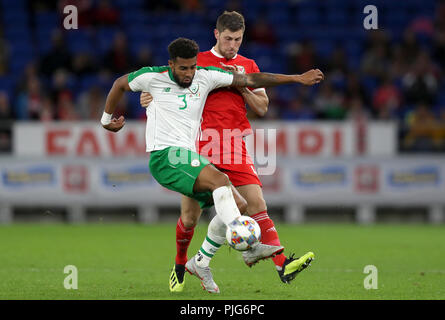 République d'Irlande est Cyrus Christie (à gauche) et du Pays de Galles' Ben Davies bataille pour la balle au cours de la Ligue B, Groupe 4 match à Cardiff City Stadium. Banque D'Images