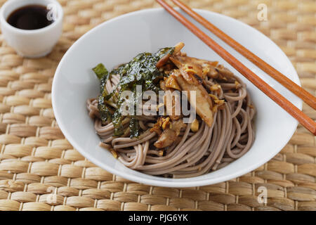 Et Shiitake soupe soba avec feuilles d'algue nori et gingembre Banque D'Images