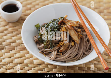 Et Shiitake soupe soba avec feuilles d'algue nori et gingembre Banque D'Images