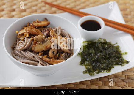 Et Shiitake soupe soba avec feuilles d'algue nori et gingembre Banque D'Images