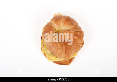 Burger King saucisse, œuf et fromage croissin'wich ou le croissant de sandwich au-dessus sur fond blanc Banque D'Images