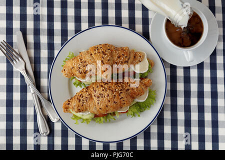 Sandwich croissant au fromage de chèvre et légumes Banque D'Images