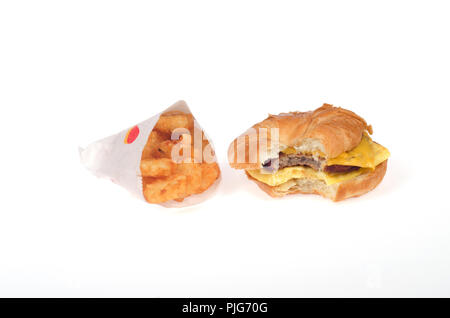 Burger King saucisse, œuf et fromage CROISSAN'WICH ou le croissant sandwich avec paquet paillasson de pommes de terre Banque D'Images