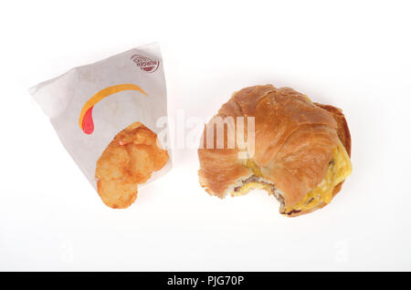 Burger King saucisse, œuf et fromage CROISSAN'WICH ou le croissant sandwich avec paquet paillasson de pommes de terre Banque D'Images