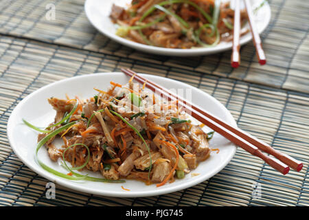 Le chinois et le coréen yuba avec salade de carottes et d'oignon vert Banque D'Images