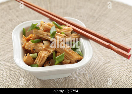 Le chinois et le coréen yuba salade avec de l'oignon vert et de graines de sésame Banque D'Images