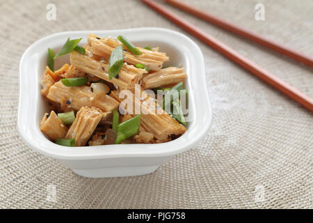 Le chinois et le coréen yuba salade avec de l'oignon vert et de graines de sésame Banque D'Images