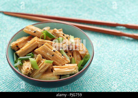 Le chinois et le coréen yuba salade avec de l'oignon vert et de graines de sésame Banque D'Images