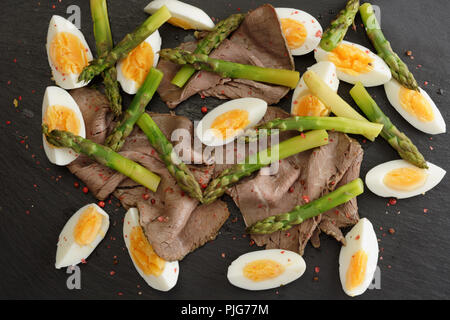 Roastbeef, asperges, oeufs durs et fond de salade Banque D'Images