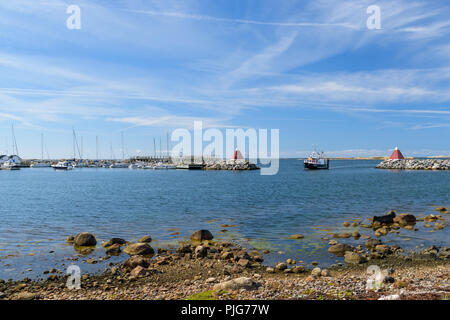 Un navire arrive à Vrångö marina Banque D'Images