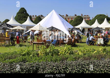 Bar à champagne Taittinger, Concours d'élégance 2018, 2 septembre 2018. Hampton Court Palace, Londres, Royaume-Uni, Europe Banque D'Images