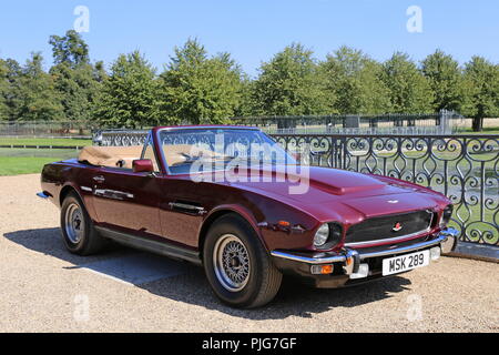 Aston Martin V8 Volante, Concours d'élégance 2018, 2 septembre 2018. Hampton Court Palace, Londres, Royaume-Uni, Europe Banque D'Images