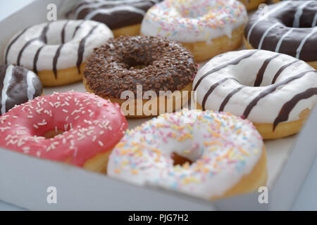 Assortiment des beignets sucrés dans une boîte de papier Banque D'Images