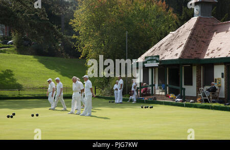 Les personnes âgées jouer aux boules Hastings UK Banque D'Images