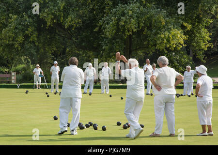 Les personnes âgées jouer aux boules Hastings UK Banque D'Images