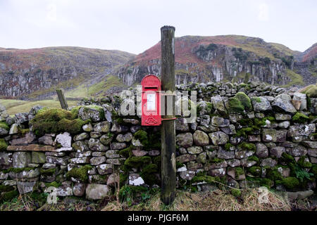 Un rouge lumineux Edwardian post box avec Édouard VII le monogramme royal sur une voie rurale dans la région de Teesdale, County Durham, Angleterre. Banque D'Images