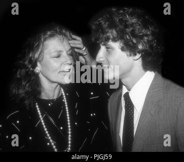 Avec Lauren Bacall fils Sam Robards 1982 Crédit : Adam Scull/Photolink/MediaPunch Banque D'Images