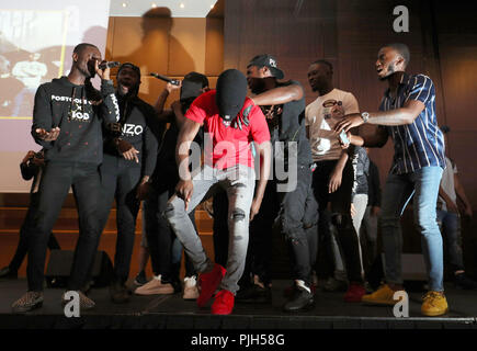 Les rappeurs de forage mis gospel artists 'espère effectuer des concessionnaires sur scène lors d'un événement tenu au Nation SAVS le Riverbank Park Plaza, Londres. Banque D'Images