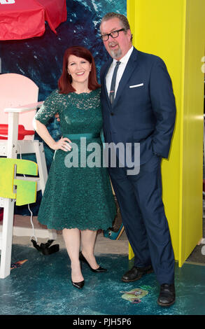 Assister à des célébrités de la première AMÉRICAINE MEG au théâtre chinois de Grauman. Avec : Kate Flannery, Chris Haston Où : Los Angeles, California, United States Quand : 07 août 2018 Crédit : Brian à/WENN.com Banque D'Images