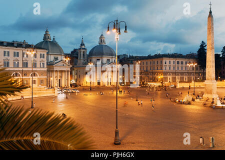 Vue de nuit de personnes à pied et de repos ono la Piazza del Popolo à Rome, Italie Banque D'Images