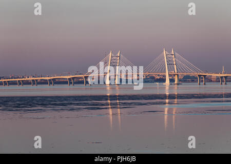 Pont à haubans sur le Korabelny Fairway en Saint Petersburg, Russie Banque D'Images