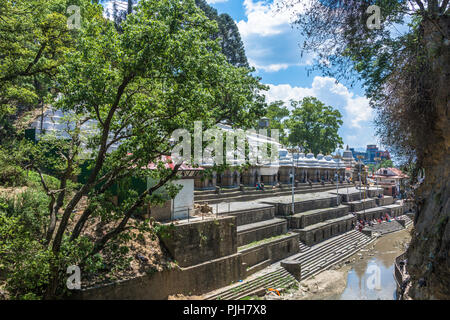 La rivière Bagmati au temple de Pashupatinath complexes sur une journée ensoleillée, au Népal. Banque D'Images