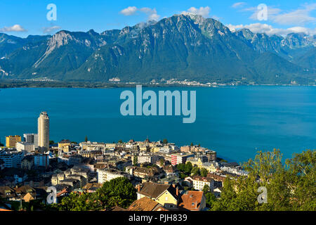 Vue sur Montreux sur le Lac Léman, sur la gauche l'immeuble d'immeuble de grande hauteur Tour d'Ivoire, derrière le sommet Grammont Banque D'Images