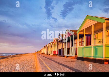 Cabines de plage tôt le matin, la lumière à Southwold, Suffolk. Banque D'Images