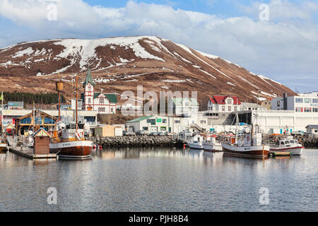 13 avril 2018 : Husavik, Nord de l'Islande - l'église, du port et du centre-ville. Banque D'Images