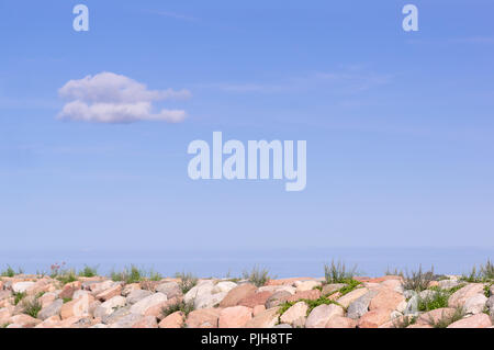 Petit port, ancienne jetée de pierres en Estonie Saaremaa Island. La mer Baltique, l'Europe. Port de Saaremaa sur journée ensoleillée. Deux petites jetée pour petites embarcations. Banque D'Images