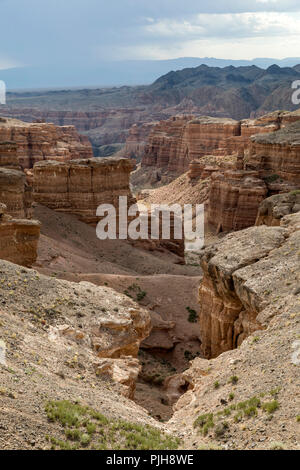 Dans la région de Canyon Auezov Almaty au Kazakhstan. Belle vue sur le canyon de la plate-forme d'observation Banque D'Images